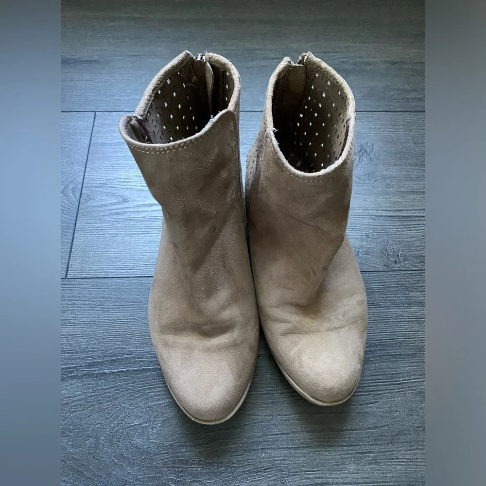 Cynthia Rowley Girls Laser-cut Suede Back Zip Ankle Boots Taupe Size 4M